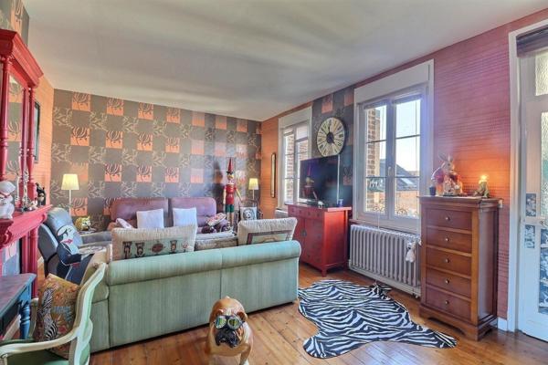 Centre ville, propriété avec 2 immeubles, dont une partie commerce possible, cour, garage! Beau potentiel pour tout projet !