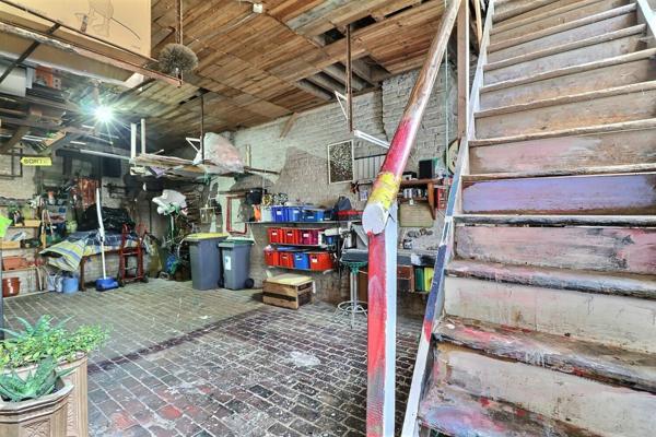 Centre ville, propriété avec 2 immeubles, dont une partie commerce possible, cour, garage! Beau potentiel pour tout projet !