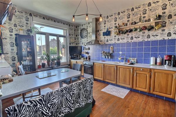 Centre ville, propriété avec 2 immeubles, dont une partie commerce possible, cour, garage! Beau potentiel pour tout projet !