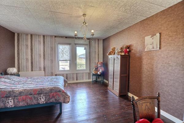 Centre ville, propriété avec 2 immeubles, dont une partie commerce possible, cour, garage! Beau potentiel pour tout projet !