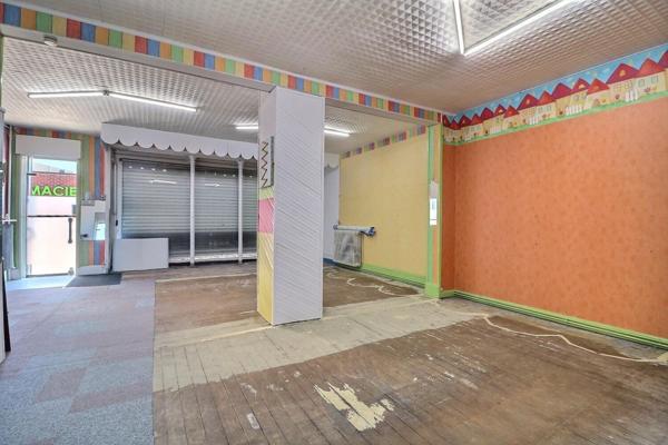 Centre ville, propriété avec 2 immeubles, dont une partie commerce possible, cour, garage! Beau potentiel pour tout projet !