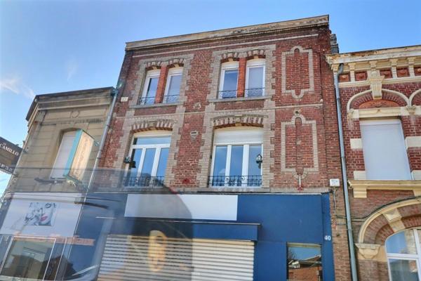 Centre ville, propriété avec 2 immeubles, dont une partie commerce possible, cour, garage! Beau potentiel pour tout projet !