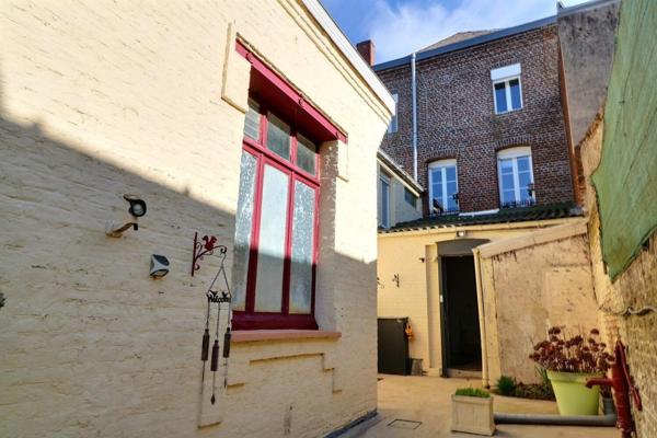 Centre ville, propriété avec 2 immeubles, dont une partie commerce possible, cour, garage! Beau potentiel pour tout projet !