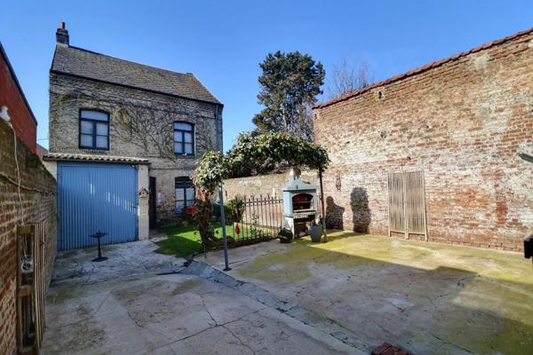 Centre ville, propriété avec 2 immeubles, dont une partie commerce possible, cour, garage! Beau potentiel pour tout projet !