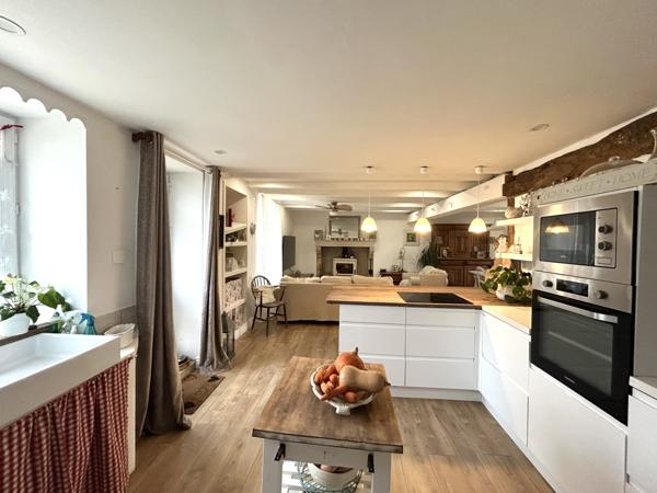 Maison avec grange et terrain de 3 800 m² / House with barn on 3,800 sqm plot