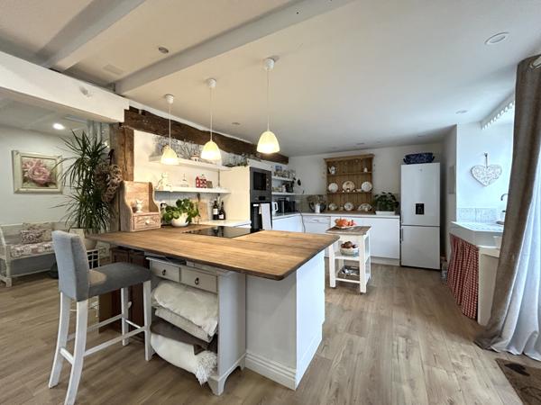 Maison avec grange et terrain de 3 800 m² / House with barn on 3,800 sqm plot