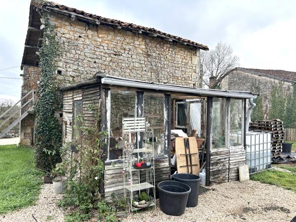 Maison avec grange et terrain de 3 800 m² / House with barn on 3,800 sqm plot