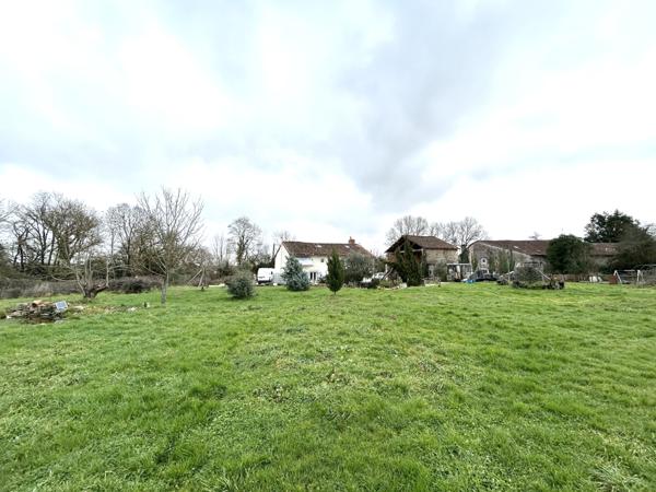 Maison avec grange et terrain de 3 800 m² / House with barn on 3,800 sqm plot