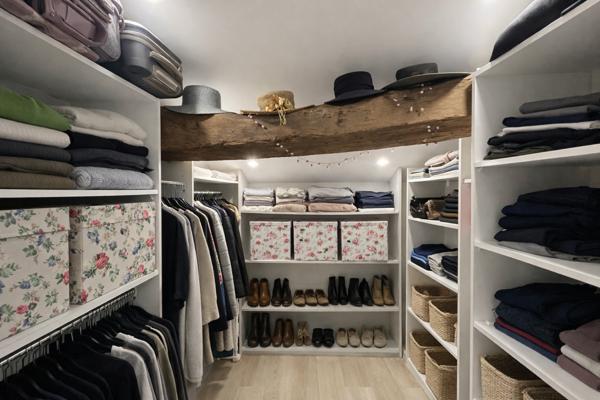 Maison avec grange et terrain de 3 800 m² / House with barn on 3,800 sqm plot