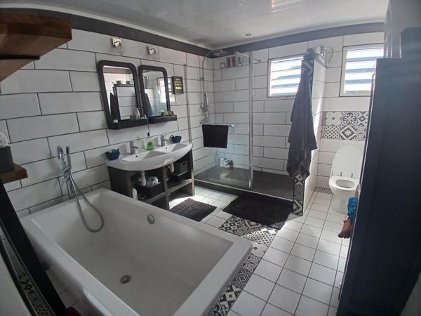 Ensemble immobilier de 269 m² sur 800 m² de terrain à Dos d'Âne 97429;