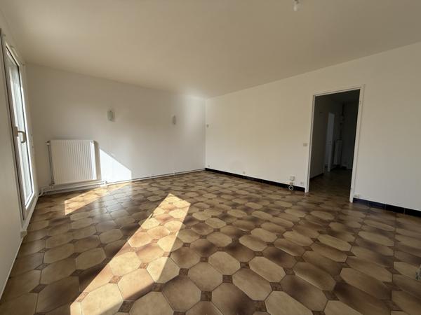 Maison de 3 chambres avec jardin et garage secteur épinette