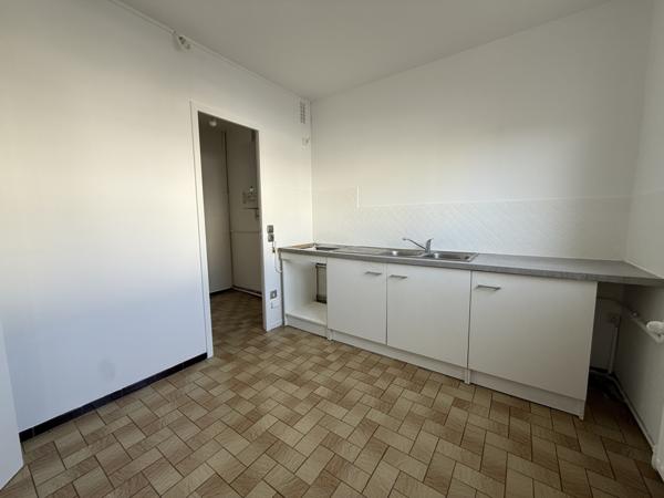 Maison de 3 chambres avec jardin et garage secteur épinette