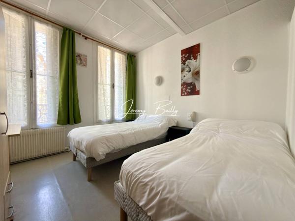 Commerce à vendre 36 pièces de 350 m²