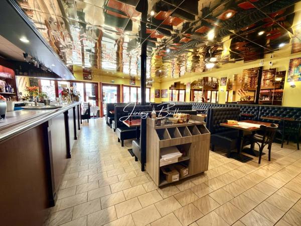 Commerce à vendre 36 pièces de 350 m²