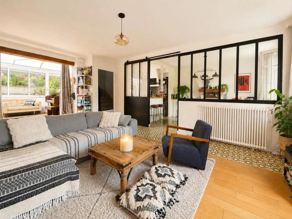 Maison de caractère 7 pièces sur 3 niveaux avec véranda, deux terrasses et terrain de 640 m²