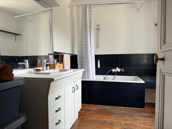 Maison de caractère 7 pièces sur 3 niveaux avec véranda, deux terrasses et terrain de 640 m²