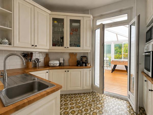 Maison de caractère 7 pièces sur 3 niveaux avec véranda, deux terrasses et terrain de 640 m²