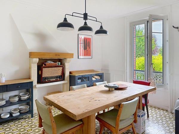 Maison de caractère 7 pièces sur 3 niveaux avec véranda, deux terrasses et terrain de 640 m²