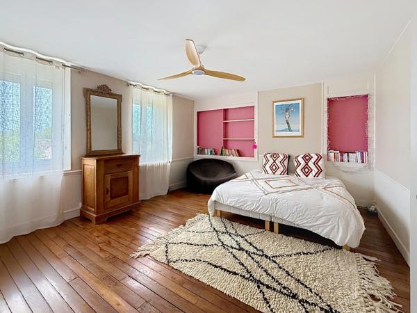 Maison de caractère 7 pièces sur 3 niveaux avec véranda, deux terrasses et terrain de 640 m²