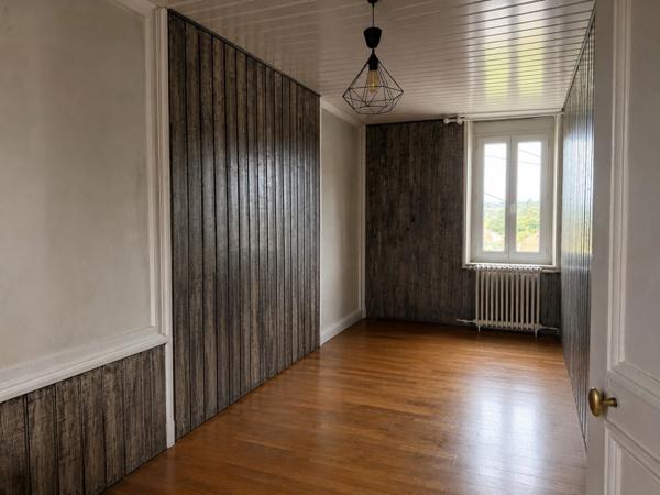 Maison de caractère 7 pièces sur 3 niveaux avec véranda, deux terrasses et terrain de 640 m²