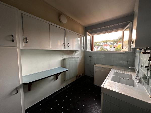 Chaville - Dernier étage pour ce 4 pièces traversant avec balcon €279 000 ** - Référence 624-C