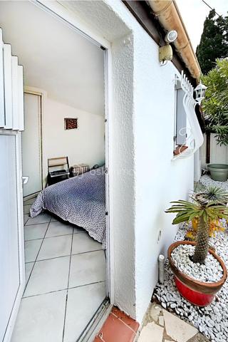 Maison INDEPENDANTE de type « maison ronde » située au Village des Sables à Torreilles-Plage, dans un environnement calme et sans vis-à-vis, cette charmante  se trouve à seulement 300 mètres de la plage, accessible à pied.

Parfaitement entretenue et vendue entièrement meublée, elle est prête à accueillir ses futurs propriétaires sans aucun travaux à prévoir.

La maison comprend :

* Une cuisine ouverte sur un agréable séjour lumineux
* Trois chambres, dont une indépendante, idéale pour recevoir famille et amis ou pour offrir davantage d'autonomie à un adolescent
* Une salle d'eau avec douche
* Un WC séparé
* Une véranda modulable pouvant être entièrement ouverte ou fermée selon les saisons
* Des annexes offrant des espaces de rangement et des possibilités d'aménagement complémentaires

La superficie totale est d'environ 65 m², annexes comprises, dont 50 m² en loi Carrez.

À l'extérieur, vous profiterez d'un agréable patio privatif aménagé avec :

* Une pergola pour les repas et moments de détente en plein air
* Une douche extérieure, particulièrement appréciable après une journée à la plage

Les atouts :
✔ Maison indépendante sans vis-à-vis
✔ À 300 m de la mer
✔ Cuisine et sanitaires entièrement rénovés en 2025
✔ Vendue meublée
✔ Aucun travaux à prévoir
✔ Résidence secondaire idéale
✔ Excellent potentiel de location saisonnière

Non soumis au DPE.
