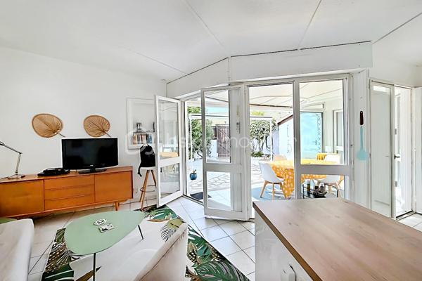 Maison INDEPENDANTE de type « maison ronde » située au Village des Sables à Torreilles-Plage, dans un environnement calme et sans vis-à-vis, cette charmante  se trouve à seulement 300 mètres de la plage, accessible à pied.

Parfaitement entretenue et vendue entièrement meublée, elle est prête à accueillir ses futurs propriétaires sans aucun travaux à prévoir.

La maison comprend :

* Une cuisine ouverte sur un agréable séjour lumineux
* Trois chambres, dont une indépendante, idéale pour recevoir famille et amis ou pour offrir davantage d'autonomie à un adolescent
* Une salle d'eau avec douche
* Un WC séparé
* Une véranda modulable pouvant être entièrement ouverte ou fermée selon les saisons
* Des annexes offrant des espaces de rangement et des possibilités d'aménagement complémentaires

La superficie totale est d'environ 65 m², annexes comprises, dont 50 m² en loi Carrez.

À l'extérieur, vous profiterez d'un agréable patio privatif aménagé avec :

* Une pergola pour les repas et moments de détente en plein air
* Une douche extérieure, particulièrement appréciable après une journée à la plage

Les atouts :
✔ Maison indépendante sans vis-à-vis
✔ À 300 m de la mer
✔ Cuisine et sanitaires entièrement rénovés en 2025
✔ Vendue meublée
✔ Aucun travaux à prévoir
✔ Résidence secondaire idéale
✔ Excellent potentiel de location saisonnière

Non soumis au DPE.