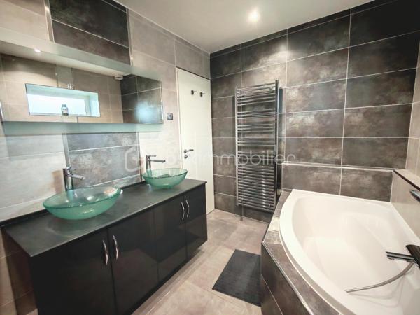 Le confort d’une maison au prix d’un appartement sans charges de copropriété !

Laissez-vous séduire par cette magnifique maison de ville de 140m² utiles + un garage et une dépendance de 70m²où le charme de l’ancien se mêle parfaitement à des prestations modernes et des matériaux de qualité. Façade en pierre, poutres apparentes, volumes généreux… un bien rare qui offre une atmosphère chaleureuse et authentique.

Dès l’entrée, découvrez une belle pièce de vie conviviale avec sa cuisine ouverte aménagée et équipée, idéale pour partager des moments en famille ou entre amis. Pour les soirées d’hiver, profitez du confort d’un poêle à bois complété par des radiateurs connectés, pilotables directement depuis votre téléphone. Un WC séparé au rez-de-chaussée vient compléter ce niveau.

À l’extérieur, une agréable terrasse de 30 m² vous permettra de profiter pleinement des beaux jours.

Le premier étage accueille un espace bureau confortable, parfaitement adapté au télétravail, ainsi que deux chambres, dont une avec dressing aménagé. Une spacieuse salle de bains avec douche et baignoire d’angle complète ce niveau, ainsi qu’un second WC indépendant, offrant davantage de confort au quotidien.

Au dernier étage, vous découvrirez une très grande chambre lumineuse, pensée comme un véritable cocon avec son coin nuit, son espace jeux et son coin lecture. Petit plus tous les velux disposent de stores électrique.

Pour compléter ce bien, vous profiterez également d’un garage de 30m² et d’une dépendance de 70m², offrant de nombreuses possibilités : espace professionnel, salle de sport, atelier, activité indépendante ou aménagement selon vos envies.

Côté emplacement, la maison bénéficie d’une situation idéale: à moins de 5 minutes à pied de la gare RER, permettant de rejoindre Paris Bibliothèque François-Mitterrand en seulement 25 minutes. L’ensemble des commerces, écoles et services est accessible à pied pour un quotidien facilité.

À seulement 5 minutes en voiture, également accessible via un bus direct retrouvez la zone Maison Neuve et Les Promenades de Brétigny: cinéma Kinepolis, laser game, restaurants, trampoline park, salles de sport et de nombreuses activités de loisirs...

Vous rejoindrez également en 10 minutes en voiture (15 minutes en bus) la zone commerciale de La Croix Blanche ainsi que sa nouvelle zone commercial "Valvert" offrant une large sélection d’enseignes et de restaurants.

Les amateurs de nature apprécieront la présence de nombreux parcs et espaces verts accessibles en moins de 10 minutes à pied : Parc Clause Bois Badeau, Parc du Carouge, Lac du Carouge, et bien d’autres espaces propices aux promenades et aux activités en plein air.

Un bien rare sur le secteur, à découvrir sans tarder !