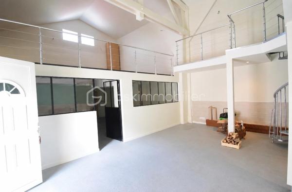 Le confort d’une maison au prix d’un appartement sans charges de copropriété !

Laissez-vous séduire par cette magnifique maison de ville de 140m² utiles + un garage et une dépendance de 70m²où le charme de l’ancien se mêle parfaitement à des prestations modernes et des matériaux de qualité. Façade en pierre, poutres apparentes, volumes généreux… un bien rare qui offre une atmosphère chaleureuse et authentique.

Dès l’entrée, découvrez une belle pièce de vie conviviale avec sa cuisine ouverte aménagée et équipée, idéale pour partager des moments en famille ou entre amis. Pour les soirées d’hiver, profitez du confort d’un poêle à bois complété par des radiateurs connectés, pilotables directement depuis votre téléphone. Un WC séparé au rez-de-chaussée vient compléter ce niveau.

À l’extérieur, une agréable terrasse de 30 m² vous permettra de profiter pleinement des beaux jours.

Le premier étage accueille un espace bureau confortable, parfaitement adapté au télétravail, ainsi que deux chambres, dont une avec dressing aménagé. Une spacieuse salle de bains avec douche et baignoire d’angle complète ce niveau, ainsi qu’un second WC indépendant, offrant davantage de confort au quotidien.

Au dernier étage, vous découvrirez une très grande chambre lumineuse, pensée comme un véritable cocon avec son coin nuit, son espace jeux et son coin lecture. Petit plus tous les velux disposent de stores électrique.

Pour compléter ce bien, vous profiterez également d’un garage de 30m² et d’une dépendance de 70m², offrant de nombreuses possibilités : espace professionnel, salle de sport, atelier, activité indépendante ou aménagement selon vos envies.

Côté emplacement, la maison bénéficie d’une situation idéale: à moins de 5 minutes à pied de la gare RER, permettant de rejoindre Paris Bibliothèque François-Mitterrand en seulement 25 minutes. L’ensemble des commerces, écoles et services est accessible à pied pour un quotidien facilité.

À seulement 5 minutes en voiture, également accessible via un bus direct retrouvez la zone Maison Neuve et Les Promenades de Brétigny: cinéma Kinepolis, laser game, restaurants, trampoline park, salles de sport et de nombreuses activités de loisirs...

Vous rejoindrez également en 10 minutes en voiture (15 minutes en bus) la zone commerciale de La Croix Blanche ainsi que sa nouvelle zone commercial "Valvert" offrant une large sélection d’enseignes et de restaurants.

Les amateurs de nature apprécieront la présence de nombreux parcs et espaces verts accessibles en moins de 10 minutes à pied : Parc Clause Bois Badeau, Parc du Carouge, Lac du Carouge, et bien d’autres espaces propices aux promenades et aux activités en plein air.

Un bien rare sur le secteur, à découvrir sans tarder !