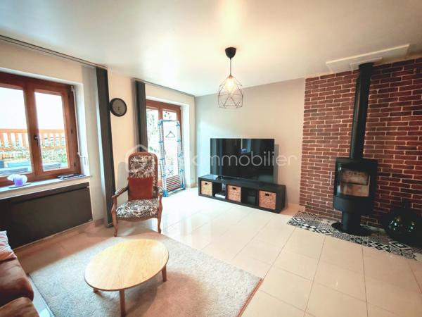Le confort d’une maison au prix d’un appartement sans charges de copropriété !

Laissez-vous séduire par cette magnifique maison de ville de 140m² utiles + un garage et une dépendance de 70m²où le charme de l’ancien se mêle parfaitement à des prestations modernes et des matériaux de qualité. Façade en pierre, poutres apparentes, volumes généreux… un bien rare qui offre une atmosphère chaleureuse et authentique.

Dès l’entrée, découvrez une belle pièce de vie conviviale avec sa cuisine ouverte aménagée et équipée, idéale pour partager des moments en famille ou entre amis. Pour les soirées d’hiver, profitez du confort d’un poêle à bois complété par des radiateurs connectés, pilotables directement depuis votre téléphone. Un WC séparé au rez-de-chaussée vient compléter ce niveau.

À l’extérieur, une agréable terrasse de 30 m² vous permettra de profiter pleinement des beaux jours.

Le premier étage accueille un espace bureau confortable, parfaitement adapté au télétravail, ainsi que deux chambres, dont une avec dressing aménagé. Une spacieuse salle de bains avec douche et baignoire d’angle complète ce niveau, ainsi qu’un second WC indépendant, offrant davantage de confort au quotidien.

Au dernier étage, vous découvrirez une très grande chambre lumineuse, pensée comme un véritable cocon avec son coin nuit, son espace jeux et son coin lecture. Petit plus tous les velux disposent de stores électrique.

Pour compléter ce bien, vous profiterez également d’un garage de 30m² et d’une dépendance de 70m², offrant de nombreuses possibilités : espace professionnel, salle de sport, atelier, activité indépendante ou aménagement selon vos envies.

Côté emplacement, la maison bénéficie d’une situation idéale: à moins de 5 minutes à pied de la gare RER, permettant de rejoindre Paris Bibliothèque François-Mitterrand en seulement 25 minutes. L’ensemble des commerces, écoles et services est accessible à pied pour un quotidien facilité.

À seulement 5 minutes en voiture, également accessible via un bus direct retrouvez la zone Maison Neuve et Les Promenades de Brétigny: cinéma Kinepolis, laser game, restaurants, trampoline park, salles de sport et de nombreuses activités de loisirs...

Vous rejoindrez également en 10 minutes en voiture (15 minutes en bus) la zone commerciale de La Croix Blanche ainsi que sa nouvelle zone commercial "Valvert" offrant une large sélection d’enseignes et de restaurants.

Les amateurs de nature apprécieront la présence de nombreux parcs et espaces verts accessibles en moins de 10 minutes à pied : Parc Clause Bois Badeau, Parc du Carouge, Lac du Carouge, et bien d’autres espaces propices aux promenades et aux activités en plein air.

Un bien rare sur le secteur, à découvrir sans tarder !