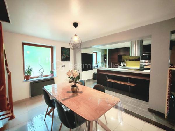 Le confort d’une maison au prix d’un appartement sans charges de copropriété !

Laissez-vous séduire par cette magnifique maison de ville de 140m² utiles + un garage et une dépendance de 70m²où le charme de l’ancien se mêle parfaitement à des prestations modernes et des matériaux de qualité. Façade en pierre, poutres apparentes, volumes généreux… un bien rare qui offre une atmosphère chaleureuse et authentique.

Dès l’entrée, découvrez une belle pièce de vie conviviale avec sa cuisine ouverte aménagée et équipée, idéale pour partager des moments en famille ou entre amis. Pour les soirées d’hiver, profitez du confort d’un poêle à bois complété par des radiateurs connectés, pilotables directement depuis votre téléphone. Un WC séparé au rez-de-chaussée vient compléter ce niveau.

À l’extérieur, une agréable terrasse de 30 m² vous permettra de profiter pleinement des beaux jours.

Le premier étage accueille un espace bureau confortable, parfaitement adapté au télétravail, ainsi que deux chambres, dont une avec dressing aménagé. Une spacieuse salle de bains avec douche et baignoire d’angle complète ce niveau, ainsi qu’un second WC indépendant, offrant davantage de confort au quotidien.

Au dernier étage, vous découvrirez une très grande chambre lumineuse, pensée comme un véritable cocon avec son coin nuit, son espace jeux et son coin lecture. Petit plus tous les velux disposent de stores électrique.

Pour compléter ce bien, vous profiterez également d’un garage de 30m² et d’une dépendance de 70m², offrant de nombreuses possibilités : espace professionnel, salle de sport, atelier, activité indépendante ou aménagement selon vos envies.

Côté emplacement, la maison bénéficie d’une situation idéale: à moins de 5 minutes à pied de la gare RER, permettant de rejoindre Paris Bibliothèque François-Mitterrand en seulement 25 minutes. L’ensemble des commerces, écoles et services est accessible à pied pour un quotidien facilité.

À seulement 5 minutes en voiture, également accessible via un bus direct retrouvez la zone Maison Neuve et Les Promenades de Brétigny: cinéma Kinepolis, laser game, restaurants, trampoline park, salles de sport et de nombreuses activités de loisirs...

Vous rejoindrez également en 10 minutes en voiture (15 minutes en bus) la zone commerciale de La Croix Blanche ainsi que sa nouvelle zone commercial "Valvert" offrant une large sélection d’enseignes et de restaurants.

Les amateurs de nature apprécieront la présence de nombreux parcs et espaces verts accessibles en moins de 10 minutes à pied : Parc Clause Bois Badeau, Parc du Carouge, Lac du Carouge, et bien d’autres espaces propices aux promenades et aux activités en plein air.

Un bien rare sur le secteur, à découvrir sans tarder !