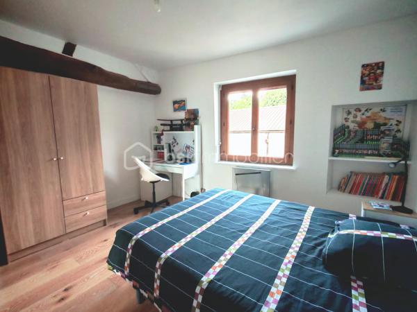 Le confort d’une maison au prix d’un appartement sans charges de copropriété !

Laissez-vous séduire par cette magnifique maison de ville de 140m² utiles + un garage et une dépendance de 70m²où le charme de l’ancien se mêle parfaitement à des prestations modernes et des matériaux de qualité. Façade en pierre, poutres apparentes, volumes généreux… un bien rare qui offre une atmosphère chaleureuse et authentique.

Dès l’entrée, découvrez une belle pièce de vie conviviale avec sa cuisine ouverte aménagée et équipée, idéale pour partager des moments en famille ou entre amis. Pour les soirées d’hiver, profitez du confort d’un poêle à bois complété par des radiateurs connectés, pilotables directement depuis votre téléphone. Un WC séparé au rez-de-chaussée vient compléter ce niveau.

À l’extérieur, une agréable terrasse de 30 m² vous permettra de profiter pleinement des beaux jours.

Le premier étage accueille un espace bureau confortable, parfaitement adapté au télétravail, ainsi que deux chambres, dont une avec dressing aménagé. Une spacieuse salle de bains avec douche et baignoire d’angle complète ce niveau, ainsi qu’un second WC indépendant, offrant davantage de confort au quotidien.

Au dernier étage, vous découvrirez une très grande chambre lumineuse, pensée comme un véritable cocon avec son coin nuit, son espace jeux et son coin lecture. Petit plus tous les velux disposent de stores électrique.

Pour compléter ce bien, vous profiterez également d’un garage de 30m² et d’une dépendance de 70m², offrant de nombreuses possibilités : espace professionnel, salle de sport, atelier, activité indépendante ou aménagement selon vos envies.

Côté emplacement, la maison bénéficie d’une situation idéale: à moins de 5 minutes à pied de la gare RER, permettant de rejoindre Paris Bibliothèque François-Mitterrand en seulement 25 minutes. L’ensemble des commerces, écoles et services est accessible à pied pour un quotidien facilité.

À seulement 5 minutes en voiture, également accessible via un bus direct retrouvez la zone Maison Neuve et Les Promenades de Brétigny: cinéma Kinepolis, laser game, restaurants, trampoline park, salles de sport et de nombreuses activités de loisirs...

Vous rejoindrez également en 10 minutes en voiture (15 minutes en bus) la zone commerciale de La Croix Blanche ainsi que sa nouvelle zone commercial "Valvert" offrant une large sélection d’enseignes et de restaurants.

Les amateurs de nature apprécieront la présence de nombreux parcs et espaces verts accessibles en moins de 10 minutes à pied : Parc Clause Bois Badeau, Parc du Carouge, Lac du Carouge, et bien d’autres espaces propices aux promenades et aux activités en plein air.

Un bien rare sur le secteur, à découvrir sans tarder !