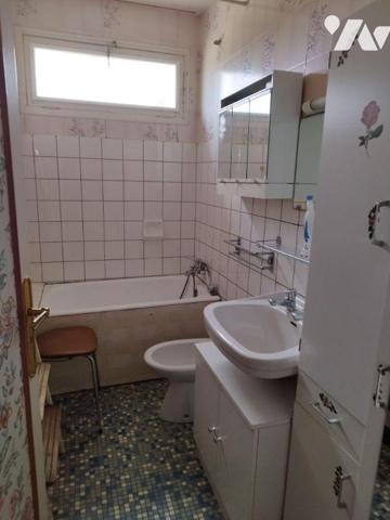 Une maison composée de cuisine, séjour, WC, cellier. A l'étage: 3 chambres, salle d'eau-WC, sal...