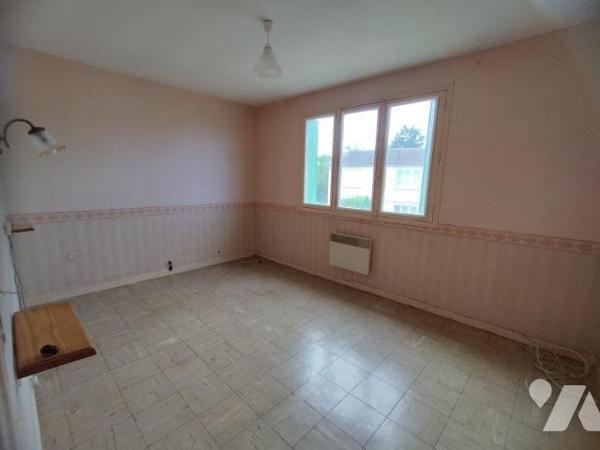 Une maison composée de cuisine, séjour, WC, cellier. A l'étage: 3 chambres, salle d'eau-WC, sal...