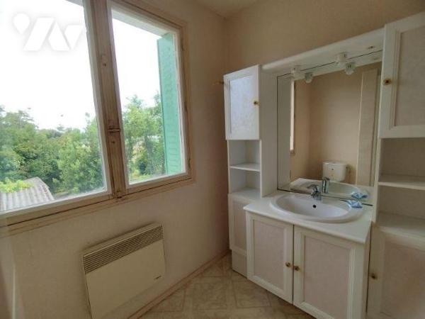 Une maison composée de cuisine, séjour, WC, cellier. A l'étage: 3 chambres, salle d'eau-WC, sal...