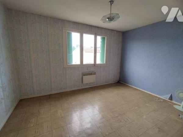 Une maison composée de cuisine, séjour, WC, cellier. A l'étage: 3 chambres, salle d'eau-WC, sal...