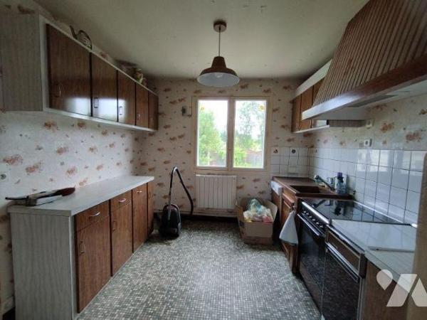 Une maison composée de cuisine, séjour, WC, cellier. A l'étage: 3 chambres, salle d'eau-WC, sal...