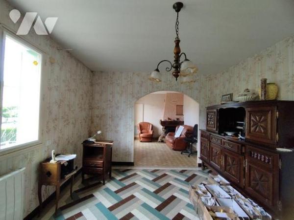 Une maison composée de cuisine, séjour, WC, cellier. A l'étage: 3 chambres, salle d'eau-WC, sal...