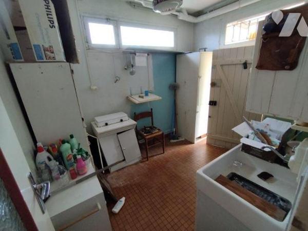 Une maison composée de cuisine, séjour, WC, cellier. A l'étage: 3 chambres, salle d'eau-WC, sal...