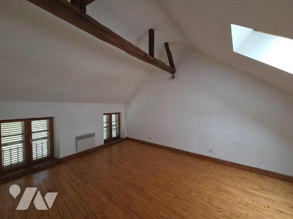 A VENDRE sur la commune d'ESSOYES (Aube), idéal investissement locatif, une maison mitoyenne d'...