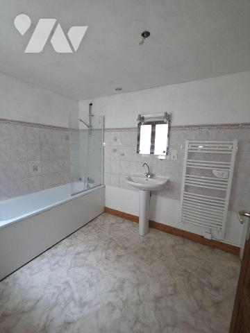 A VENDRE sur la commune d'ESSOYES (Aube), idéal investissement locatif, une maison mitoyenne d'...