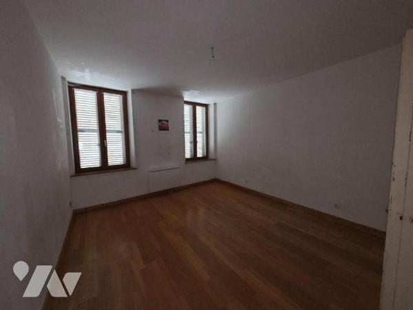 A VENDRE sur la commune d'ESSOYES (Aube), idéal investissement locatif, une maison mitoyenne d'...