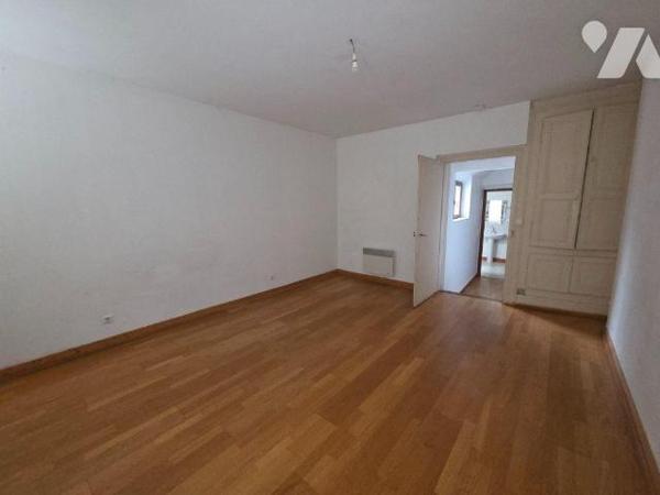 A VENDRE sur la commune d'ESSOYES (Aube), idéal investissement locatif, une maison mitoyenne d'...