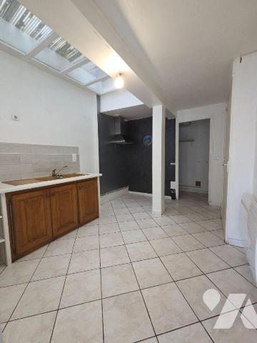 A VENDRE sur la commune d'ESSOYES (Aube), idéal investissement locatif, une maison mitoyenne d'...