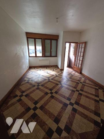 A VENDRE sur la commune d'ESSOYES (Aube), idéal investissement locatif, une maison mitoyenne d'...