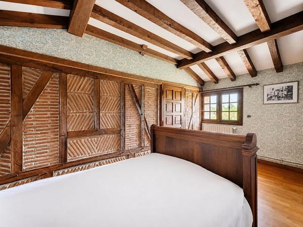 SAINT-PIERRE D'EYRAUD Maison à vendre 240 m2 - 8 pièces-6 chambres- 4 garages- 2 ateliers (24)