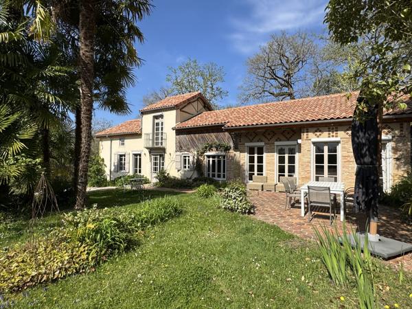 Charmante Maison de Campagne avec Vue, Piscine Chauffée et 6,3 ha de Terrain