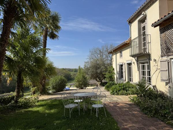 Charmante Maison de Campagne avec Vue, Piscine Chauffée et 6,3 ha de Terrain
