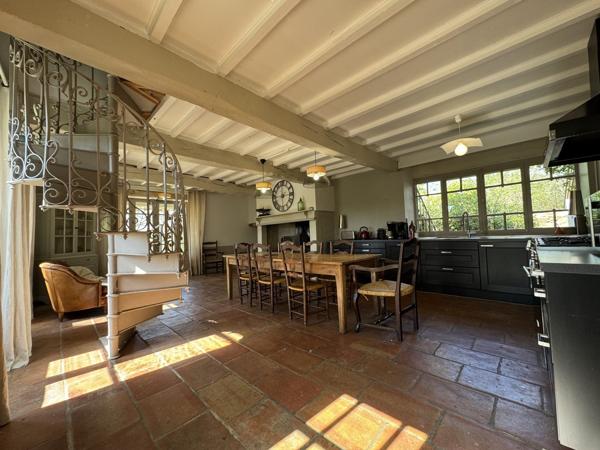 Charmante Maison de Campagne avec Vue, Piscine Chauffée et 6,3 ha de Terrain