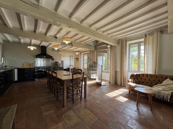 Charmante Maison de Campagne avec Vue, Piscine Chauffée et 6,3 ha de Terrain